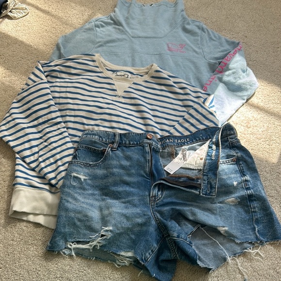 Cute bundle! AE shorts, top VV top - Picture 1 of 9